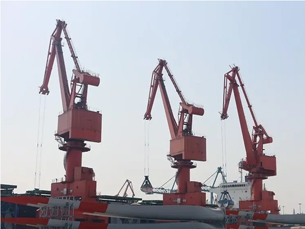 [四連桿門座式起重機]