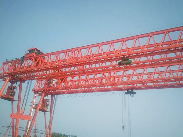 [龍門吊廠家供應(yīng)設(shè)備齊全可選到適合自己的]